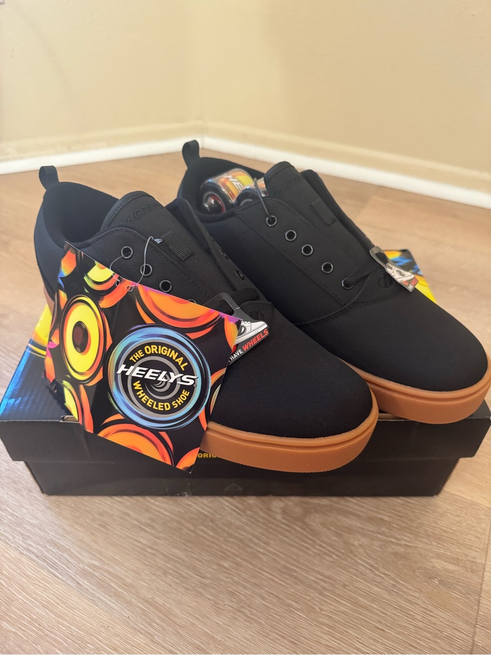 Heelys men’s size 10 black/gum